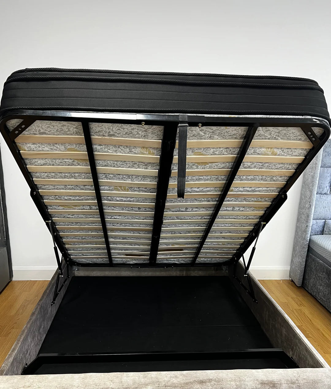 Keswick Velvet Tufted Bed - Storage/Non-Storage